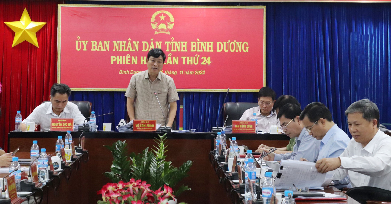 Chủ tịch UBND tỉnh Võ Văn Minh phát biểu kết luận tại phiên họp.